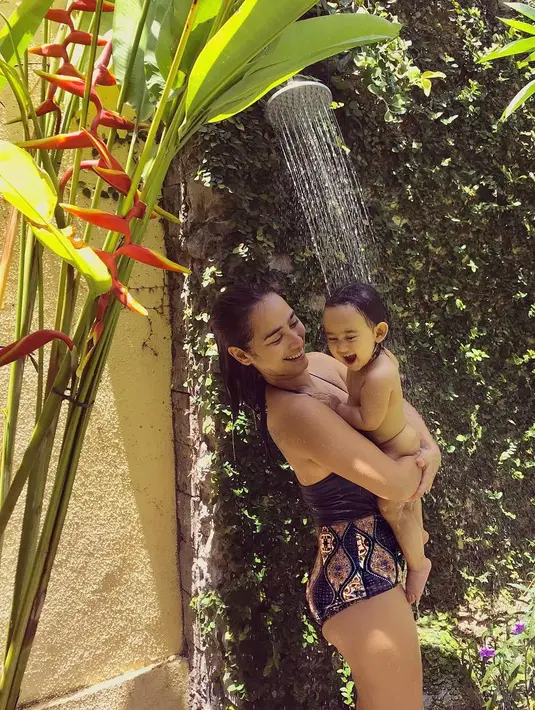 Alexandra Gottardo, sepertinya tidak akan lepas dari kata seksi. Saat gendong anak saja penampilannya tetap menggoda karena bentuk tubuhnya yang seksi. Keren banget kan? (Instagram/got_alex)