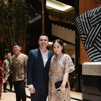 Ia memilih Long Empire Dress dari label @biyanofficial, karya yang dikenal dengan sentuhan detail artistik dan keanggunan klasik khas Biyan. [@raffinagita1717].