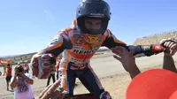 Selebrasi pembalap Repsol Honda, Marc Marquez usai memenangkan balapan MotoGP Aragon 2018. (JOSE JORDAN / AFP)