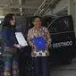 President Director PT Bestindo Car Utama, Johannes Indratjuatja dan Direktur RS Premier Bintaro, dr. Martha M.L. Siahaan, SH., MARS, MH.Kes dalam seremoni tanda tangan kerja sama layanan Luxury Shuttle Service pasien VVIP dan VIP di RSPB, Tangerang Selatan, Selasa (23/4/2024). (istimewa)