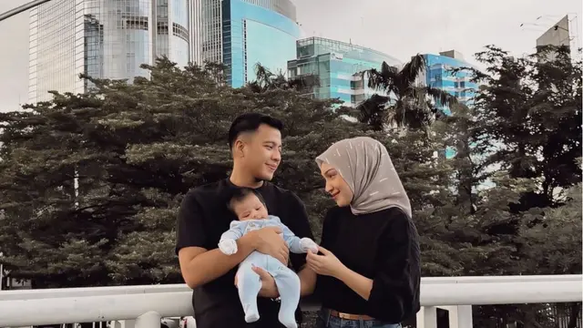 Melody Prima Tampilkan Wajah Anak Ketiga, Ini 5 Potret Manisnya Bersama Keluarga  (credit: instagram.com/melodyprima)