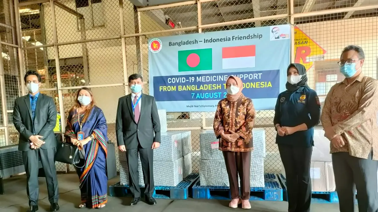 Bangladesh menyerahkan bantuan berupa obat-obatan ke Indonesia untuk penanganan pasien Covid-19
