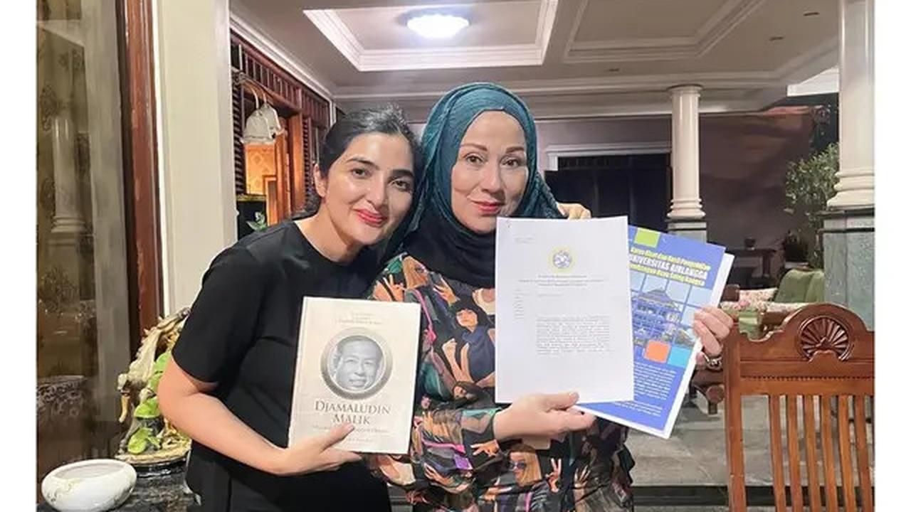 5 Potret Teras Semi Terbuka Rumah Camelia Malik, Bernuansa Klasik dan Tropis