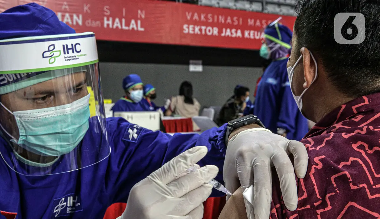 Petugas medis menyuntikkan vaksin COVID-19 kepada pelaku sektor jasa keuangan di Lapangan Tennis Indoor Senayan, Jakarta, Rabu (16/6/2021). Vaksinasi ini dilakukan untuk mempercepat vaksinasi, sehingga membentuk kekebalan komunal di masyarakat. (Liputan6.com/Faizal Fanani)