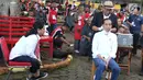 Presiden Joko Widodo disaksikan Ibu Negara Iriana bersiap mengikuti cukur rambut massal di Garut, Jawa Barat, Sabtu (19/1). Dalam acara cukur rambut massal ini, rambut Jokowi dicukur oleh tukang cukur langganannya, Herman. (Liputan6.com/Angga Yuniar)