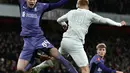Bek Liverpool #84 Conor Bradley (Kiri) bersaing dengan gelandang Arsenal #10 Emile Smith Rowe (tengah) pada babak ketiga Piala FA 2023-2024 di Emirates Stadium, Minggu (07/01/2024) malam WIB. (Ben Stansall / AFP)