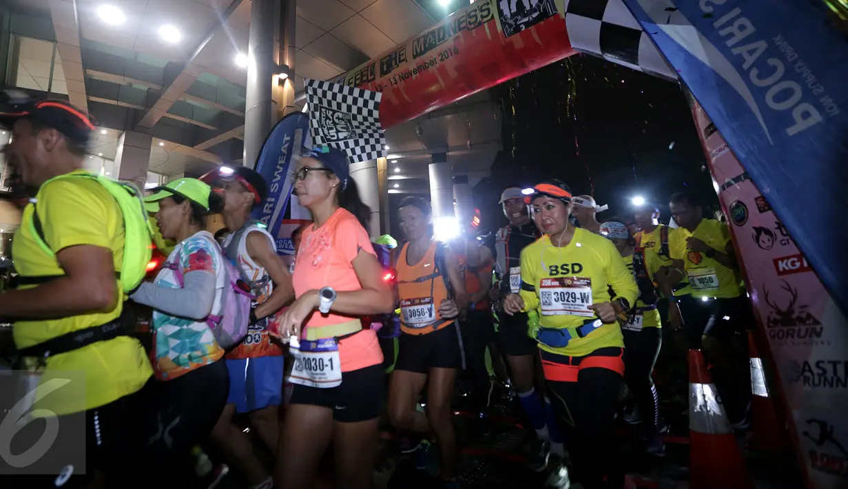 Peserta mulai berlari dalam Jakarta Ultra 100K, Sabtu (12/11). Kegiatan lari tahunan yang telah digelar pada 2011 dibagi dalam empat ruas atau etape. (Liputan6.com/Fery Pradolo)