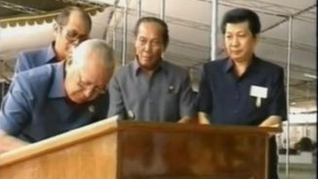 "Hari ini saya merasa bahagia dapat meresmikan 275 pabrik lokasi pabrik-pabrik itu tersebar di 21 provinsi," kata Soeharto dalam video.