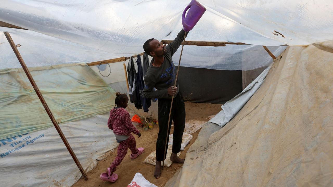 Pria di Jalur Gaza Gali Lubang untuk Berlindung dari Serangan Israel