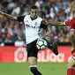 Striker Valencia, Rodrigo Moreno, mengontrol bola saat pertandingan melawan Sevilla pada laga La Liga Spanyol di Stadion Mestalla, Sabtu (21/10/2017). Valencia menang 4-0 atas Sevilla. (AFP/Jose Jordan)