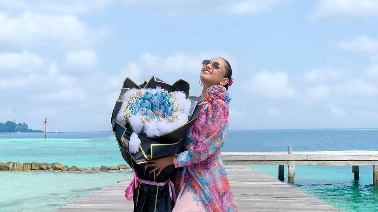 Selain di kapal, perayaan tersebut juga dilakukan ketika kapal berlabuh di sebuah dermaga, di mana Rumy mengambil kesempatan untuk berfoto di situ.