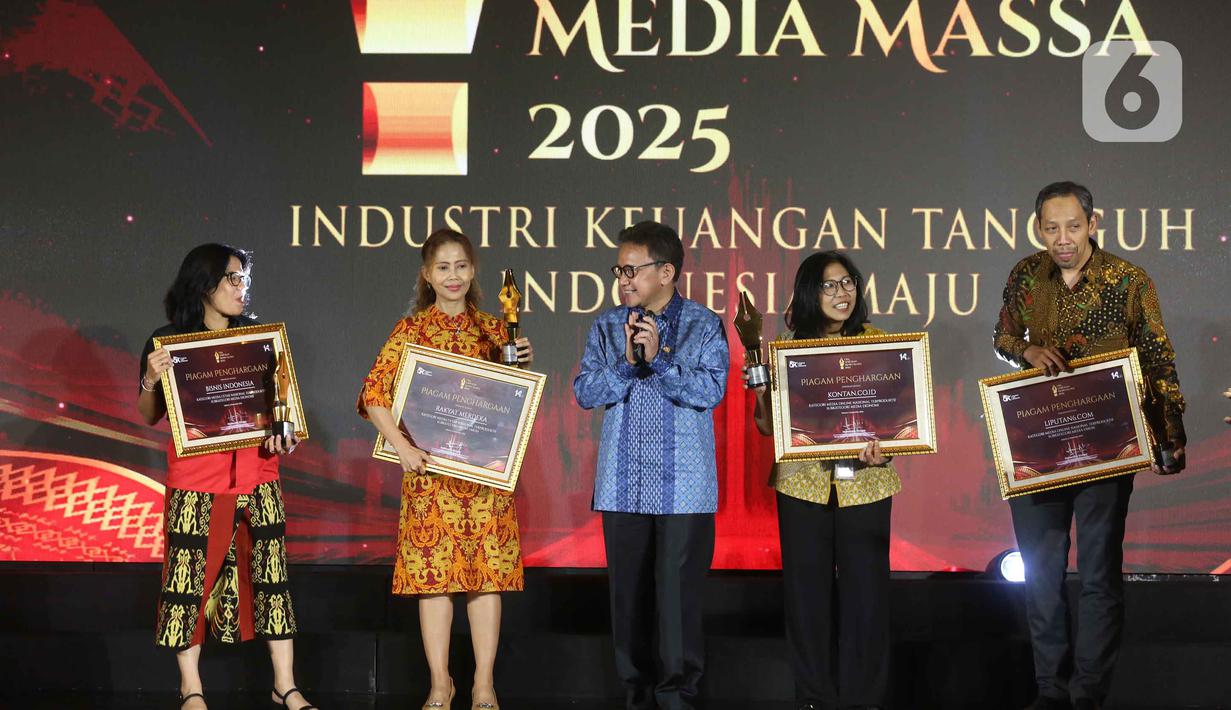 Pemimpin Redaksi Liputan6.com, Titis Widyatmoko (kanan) saat menerima penghargaan dari Otoritas Jasa Keuangan (OJK) untuk Kategori Media Online Terproduktif SubKategori Media Umum pada acara OJK Apresiasi Media Massa, Jakarta, Selasa (2/12/2025). (Liputan6.com/Helmi Fithriansyah)