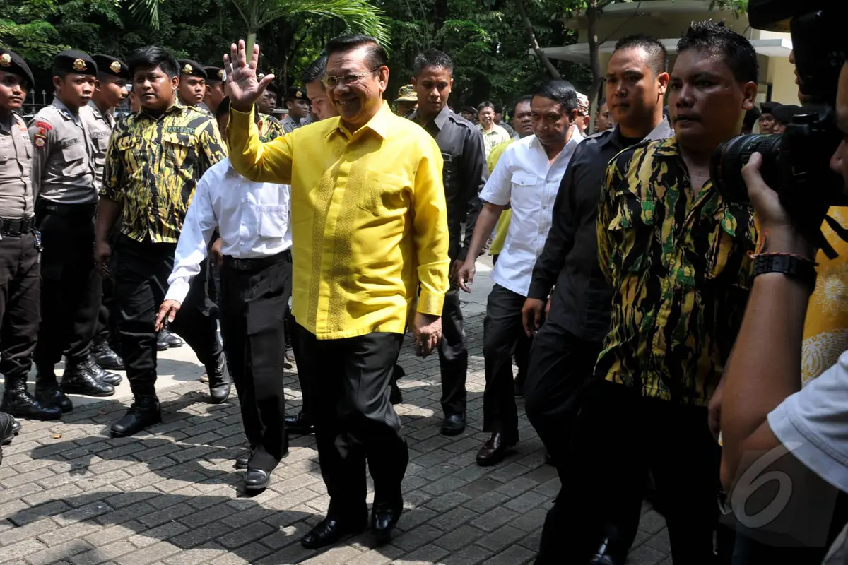 Gaya Agung Laksono Saat Datangi PTUN