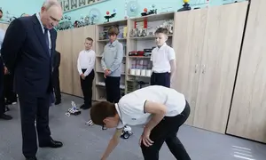 Presiden Rusia Vladimir Putin berbincang dengan para siswa saat mengunjungi sekolah menengah Eduard Norpolov di Kurilsk, Pulau Iturup, Kepulauan Kuril, Rusia timur jauh, Kamis (13/8/2026). (Dok. Gavriil Grigorov/Sputnik/Kremlin Pool Photo via AP)