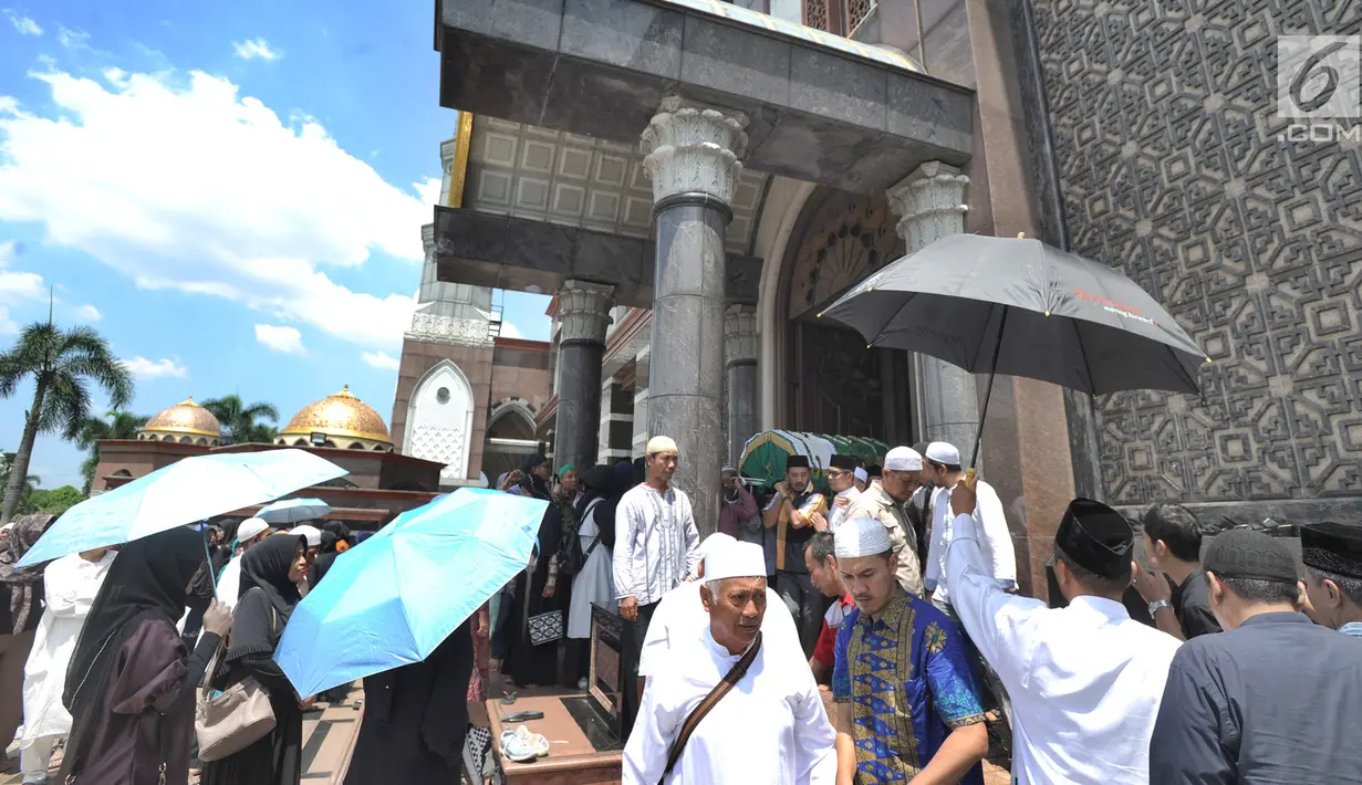 Keluarga dan jemaah mengusung peti jenazah Hj. Djuriah Rais atau dikenal dengan nama Dian Al Mahri saat akan dimakamkan di area Masjid Kubah Emas, Cinere, Depok, Jumat (29/3). Pendiri Masjid Kubah Emas tersebut meninggal dunia pada Jumat dini hari tadi di usia 70 tahun. (merdeka.com/Arie Basuki)