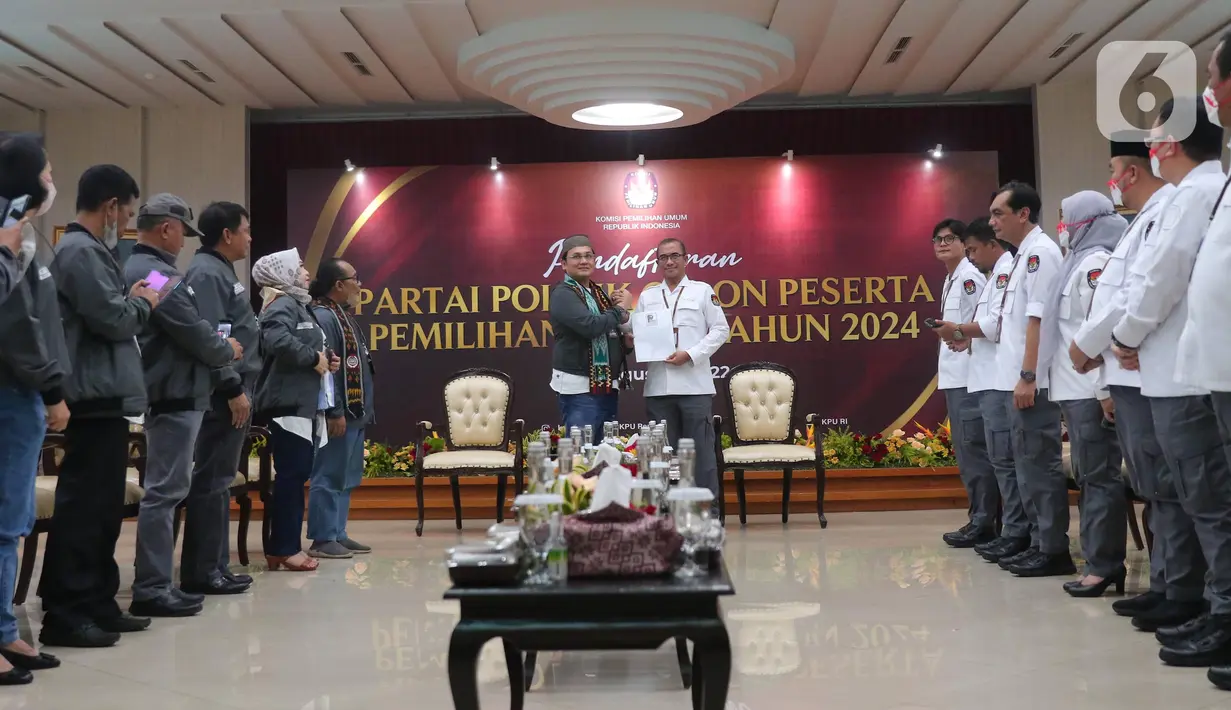 Ketua Umum Partai Negeri Daulat Indonesia (Pandai) Farhat Abbas memberikan berkas partai politiknya kepada Ketua KPU RI Hasyim Asy'ari di Gedung Komisi Pemilihan Umum Republik Indonesia, Jakarta, Senin (1/8/2022). Pendaftaran calon partai politik (parpol) peserta Pemilu dimulai tanggal 1 hingga 14 Agustus 2022. (Liputan6.com/Angga Yuniar)