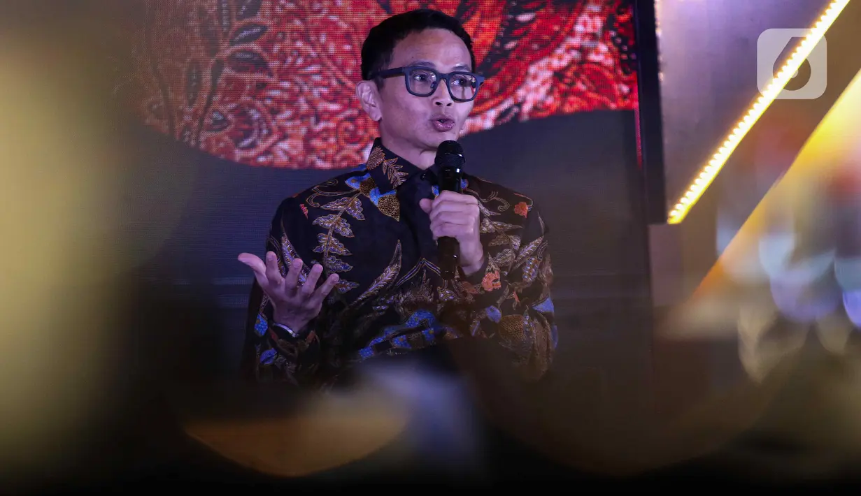 Yosi Mokalu selaku penyanyi, song writer, dan content creator berbicara dalam diskusi menangkal hoax pada acara Liputan6 x Fimela Cipta & Cipta di Hotel Shangri La, Jakarta, Rabu (31/7/2024). (Liputan6.com/Herman Zakharia)