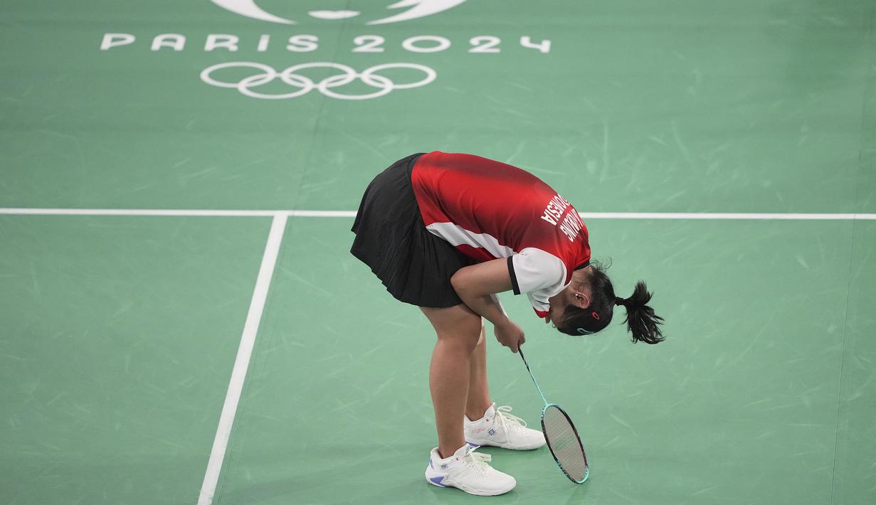 Selebrasi tunggal putri Indonesia, Gregoria Mariska Tunjung setelah mengalahkan lawannya, wakil Korea Selatan Kim Ga-eun pada laga 16 besar nomor tunggal putri cabor bulu tangkis Olimpiade Paris 2024 di Porte de la Chapelle Arena, Paris, Kamis (1/8/2024). Gregoria Mariska Tunjung menang dalam tiga set (21-4, 8-21 dan 23-21) untuk melaju ke perempatfinal. (AP Photo/Dita Alangkara)