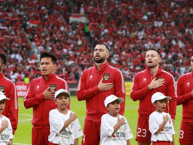 Jordi Amat (tengah) dan para pemain Timnas Indonesia berbaris menyanyikan Lagu Kebangsaan Indonesia Raya sebelum dimulainya laga matchday ketiga Grup A Piala AFF 2022 menghadapi Thailand di Stadion Utama Gelora Bung Karno, Senayan, Jakarta, Kamis (29/12/2022) sore WIB. (Bola.com/M Iqbal Ichsan)