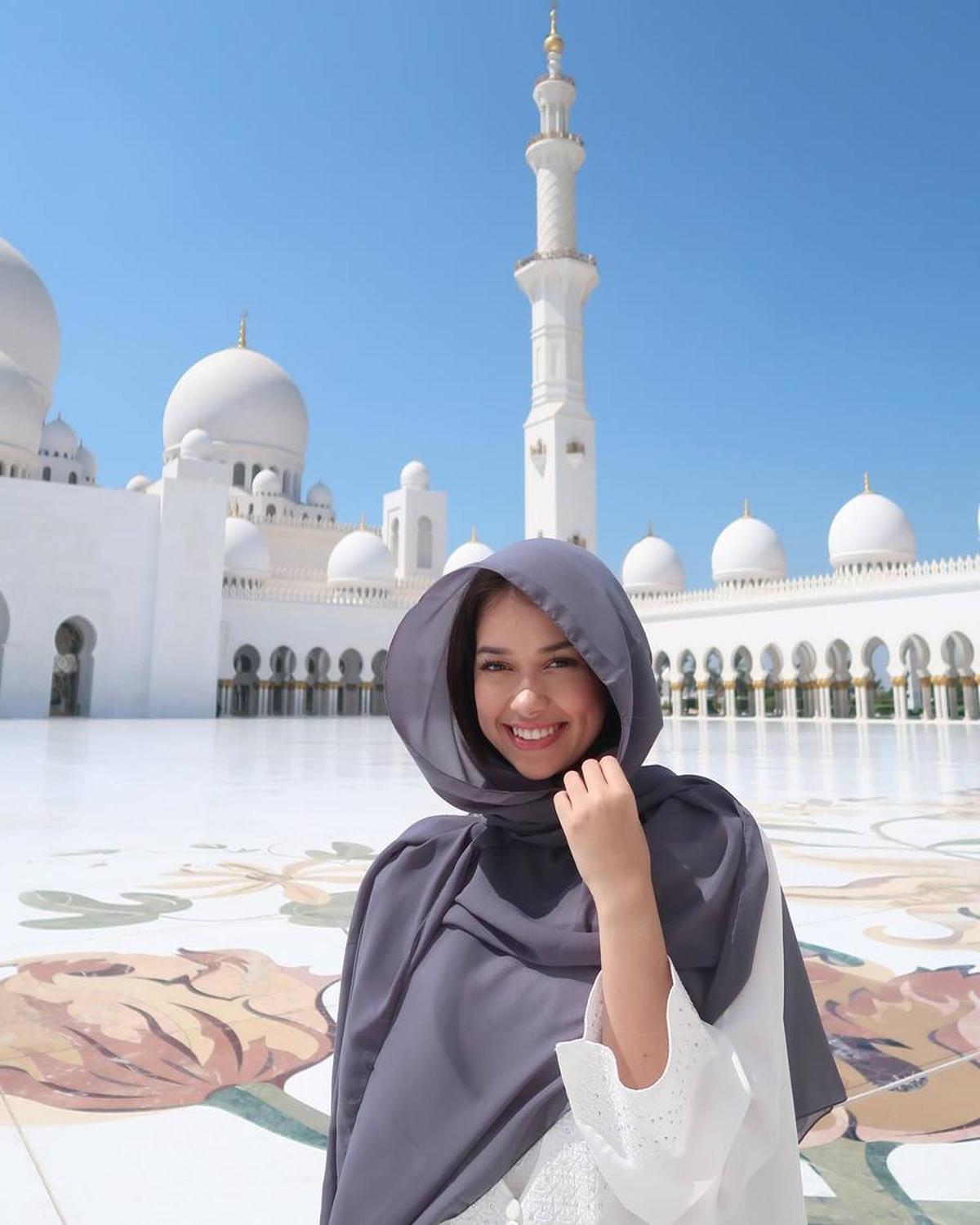 10 Potret Rebecca Klopper Liburan ke Abu Dhabi, Cantiknya Bikin Teduh Pakai Kerudung - Kompak dengan Ayah Bule