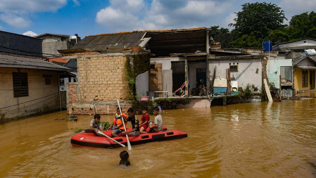 Banjir akibat luapan Sungai Ciliwung di Jakarta