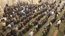 <p>Pria Muslim melaksanakan sholat Idul Fitri menandai berakhirnya bulan suci Ramadhan di Grozny, Rusia, Senin, 2 Mei 2022. Muslim di seluruh dunia menandai bulan suci Ramadhan. (AP Photo/Musa Sadulayev)</p>