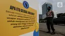 Petugas polisi berjaga saat pegiat komnas perempuan melakukan aksi diam '500 Langkah Awal Sahkan Rancangan Undang-Undang Penghapusan Kekerasan Seksual (RUU PKS) di depan gedung DPR, Jakarta, Rabu (25/11/2020). (Liputan6.com/Johan Tallo)