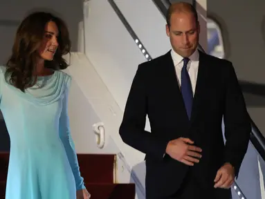 Pangeran William dan Kate Middleton tiba di Pangkalan Udara Nur Khan, Islamabad, Senin (14/10/2019). The Duke and Duchess of Cambrige tersebut melakukan kunjungan resmi pertama mereka ke Pakistan untuk menghormati hubungan bersejarah antara kedua negara. (AP Photo/B.K. Bangash)