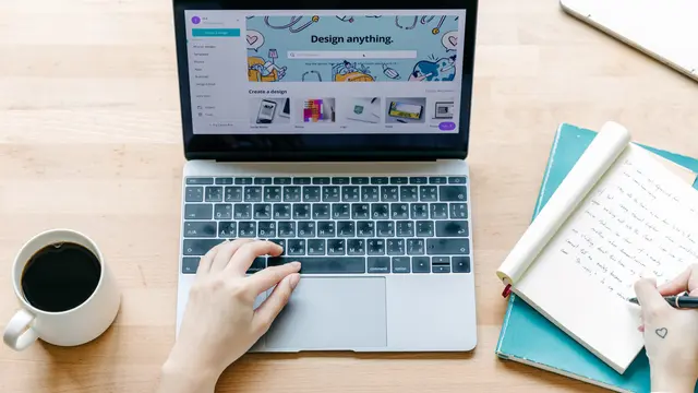 Hobi Menulis? Ini Top 7 Pekerjaan yang Punya Prospek Besar di Era Digital