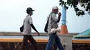 Petugas mengimbau pengunjung saat libur Tahun Baru di Pantai Ancol, Jakarta, Sabtu (1/1/2022). Memasuki libur akhir pekan awal Tahun Baru 2022, kawasan Taman Impian Jaya Ancol hanya buka dari jam 06.00-14.00 WIB, hal ini untuk mencegah penyebaran COVID-19 varian Omicron. (merdeka.com/Imam Buhori)