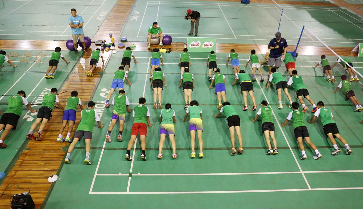 Siswa MILO School Competition 2015, mendapatkan pelatihan fisik dari juara ganda putra Olimpiade Atlanta 1996, Rexy Mainaky dan Pelatih Timnas di Gedung Pelatnas PBSI, Cipayung, Rabu (25/11/2015). (Bola.com/Nicklas Hanoatubun)