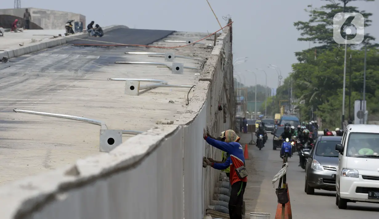 Pekerja menyelesaikan proyek pembangunan jembatan layang perempatan Pondok Cabe, Tangerang Selatan, Banten, Rabu (15/4/2020). Pembangunan jembatan layang tersebut untuk mengurai kemacetan di lampu merah dari Jakarta ke Bogor dan dari Pondok Cabe ke Kota Tangerang Selatan. (merdeka.com/Dwi Narwoko)