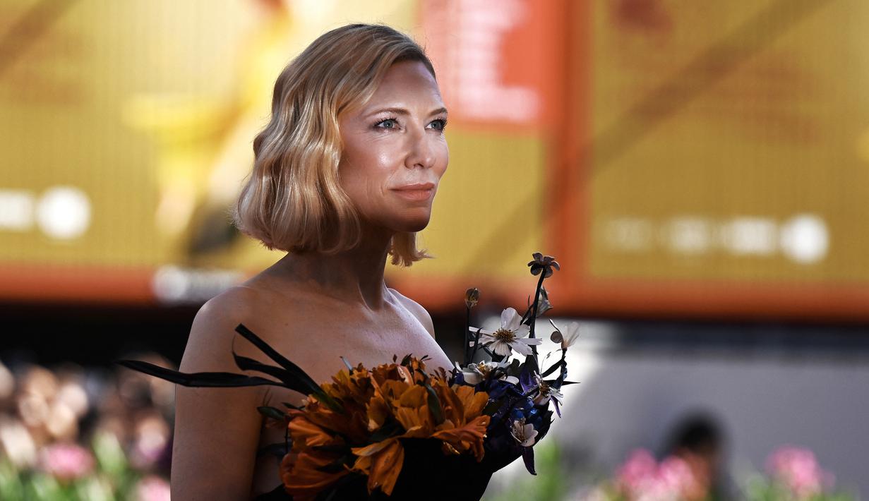 Aktris Australia Cate Blanchett saat tiba untuk pemutaran film 'Tar' pada ajang Venice Film Festival 2022 di Venesia, Italia, 1 September 2022. Desainer Daniel Roseberry membawa sejumlah surealisme pada busana yang dikenakan Cate Blanchett. (Tiziana FABI/AFP)