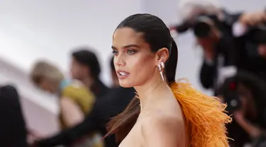 Sara Sampaio berpose untuk fotografer saat menghadiri Festival Film Cannes 2023, Cannes, Prancis selatan, Rabu, 17 Mei 2023. (Photo by Vianney Le Caer/Invision/AP)