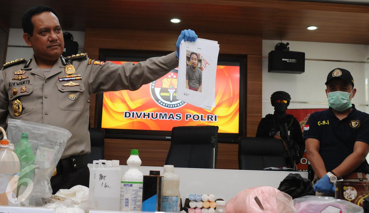 Kepala Biro Penmas Mabes Polri Kombes Pol Rikwanto (kiri) menunjukkan foto terduga teroris Majalengka saat rilis di Jakarta, Jumat (25/11). Tim Densus 88 menahan satu orang terduga teroris berikut bahan racikan bom. (Liputan6.com/Helmi Fithriansyah)