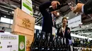 Pelayan menuangkan wine organik kepada pengunjung pameran Millesime Bio 2018 di Kota Montpellier, Prancis, Senin (29/1). (AFP PHOTO/PASCAL GUYOT)