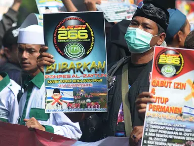 Massa dari Front Persaudaraan Islam (FPI) bersama Umat melakukan unjuk rasa di depan Gedung Kementerian Agama (Kemenag) Jakarta, Senin (26/6/2023). (merdeka.com/Imam Buhori)