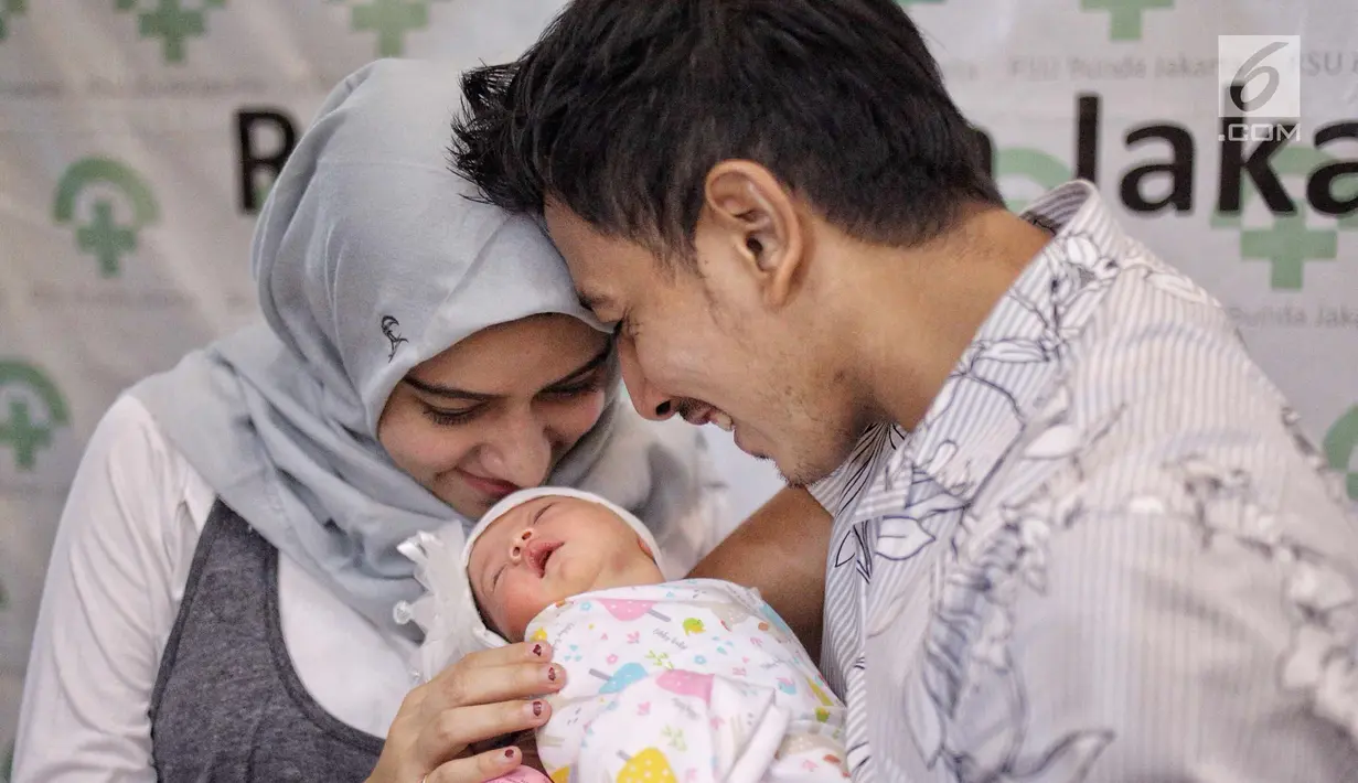 Pasangan Fairuz A Rafiq dan Sonny Septian menunjukkan bayi perempuan mereka di Jakarta, Selasa (22/5). Fairuz melahirkan anak pertama dari pernikahan dengan Sonny Septian pada Senin (21/5). (Liputan6.com/Faizal Fanani)