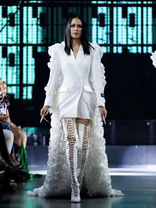 Sophia Latjuba tampil sebagai salah satu model mengenakan blazer sequin. Dipadukan dengan detail ruffle yang panjang dan boots super tinggi.[dok. Harry Halim]