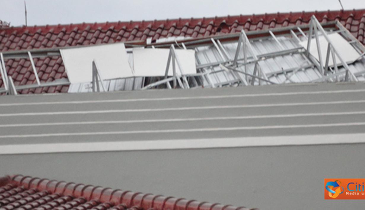 Citizen6, Wattang Pulu: Akibat hantaman puting beliung tersebut atap-atap kantor baru berhamburan. Tidak ada korban jiwa dalam kejadian tersebut. (Pengirim: Abdi Mantaring)