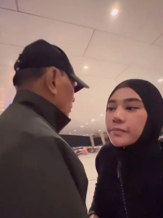 7 Potret Clara Shinta Kumpul Bareng Orang Tua di Kampung Halaman Usai Mualaf