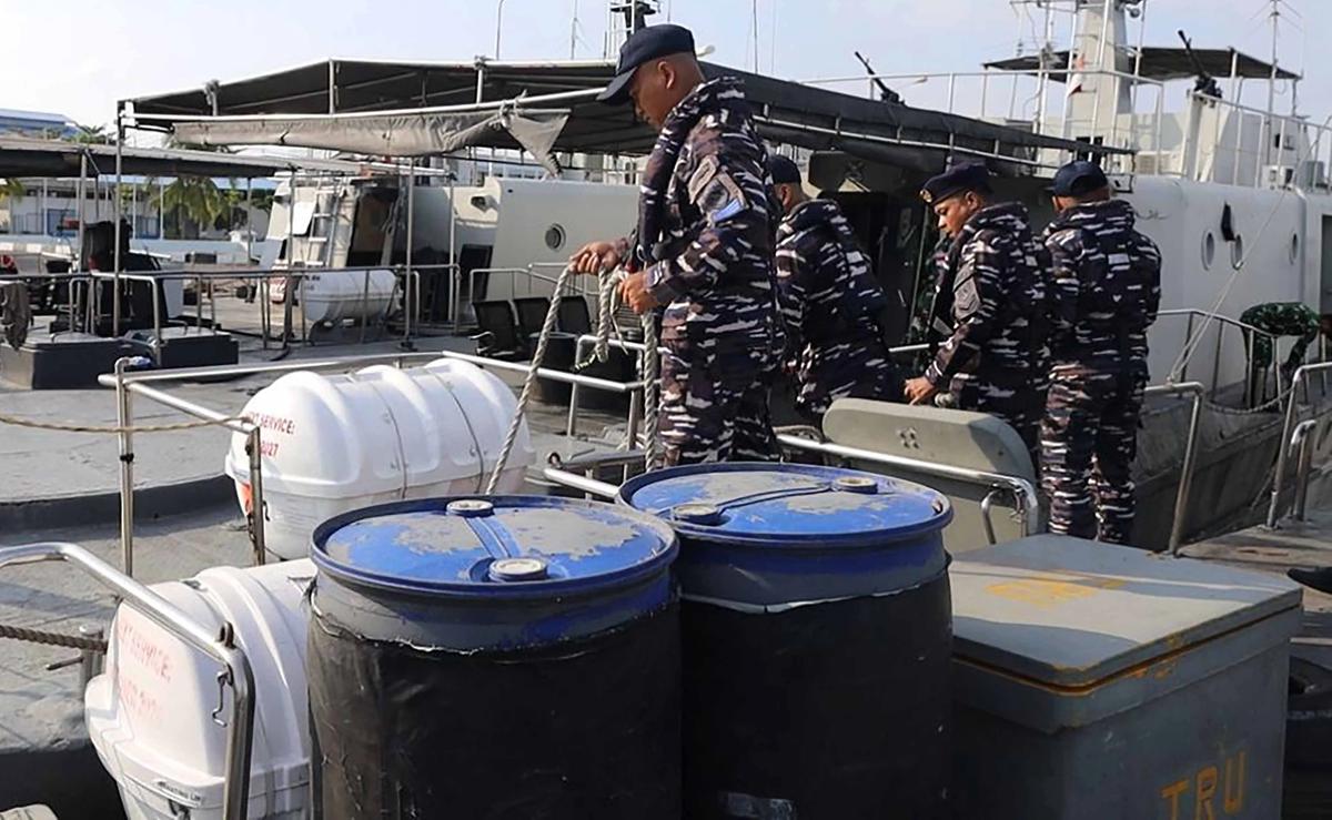 FOTO: TNI AL dan Bea Cukai Gagalkan Pengiriman Ballpress Ilegal di Perairan Sumut