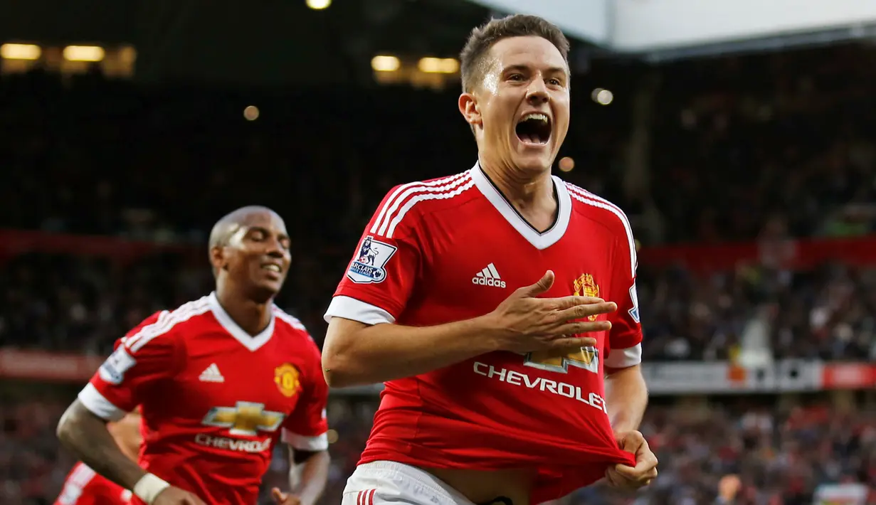 Ander Herrera merayakan gol yang dicetaknya ke gawang Liverpool di Stadion Old Trafford, Inggris. Sabtu (12/9/2015). (Action Images via Reuters/Carl Recine)