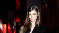 Kembali ke Runway 6 Minggu Usai Lahiran, Barbara Palvin Ungkap Dukungan Orang Terdekat
