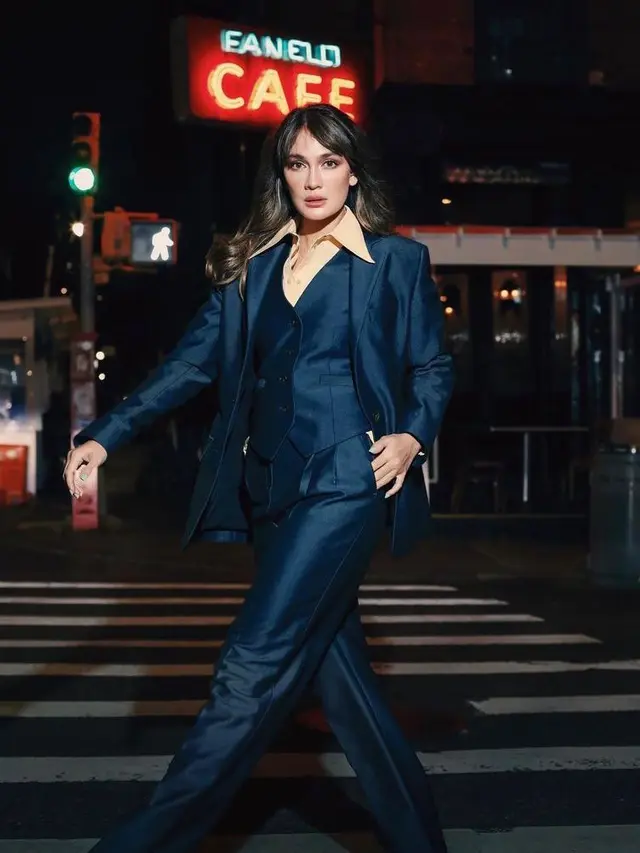 8 Cara Seru Mix and Match Baju Warna Navy ala Seleb, Jennie BLACKPINK-Najwa Shihab