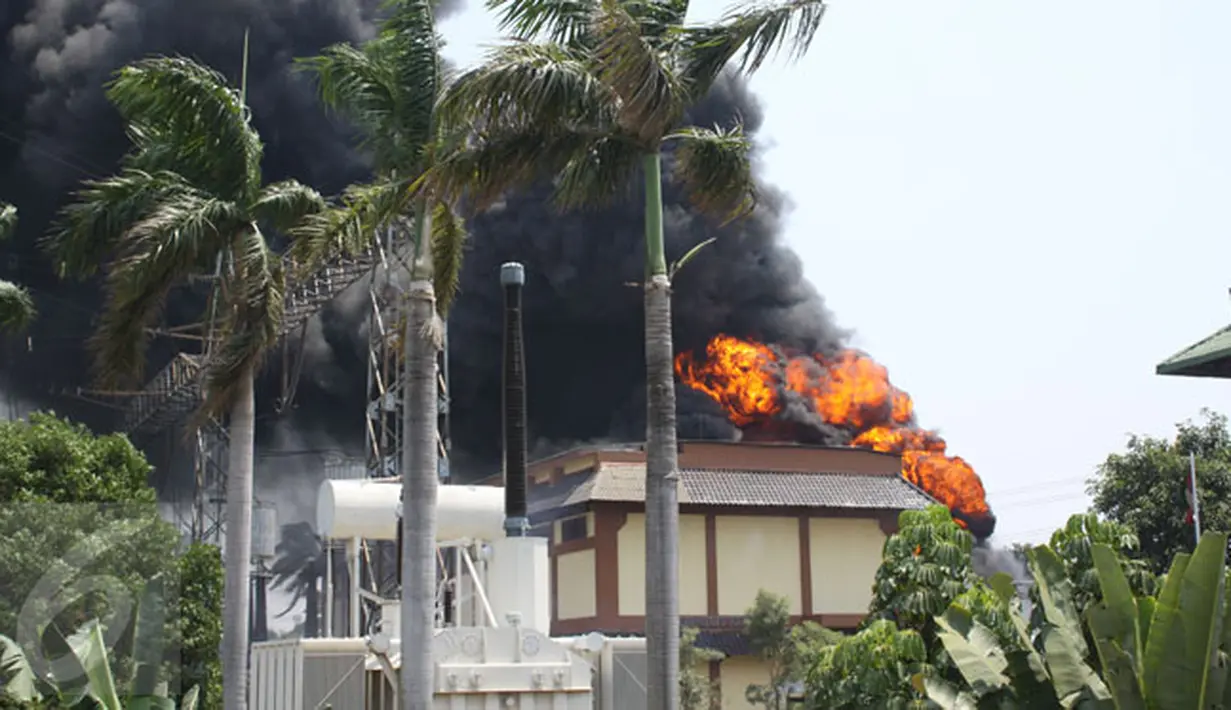 Kebakaran melanda gardu induk PLN di Kembangan, Jakarta Barat, Rabu (2/9/2015). Akibat kebakaran ini, PLN terpaksa memadamkan jaringan listrik di sejumlah titik di Jakarta dan Tangerang. (Liputan6.com/Gempur M Surya)