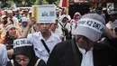Pegawai honorer DKI Jakarta membawa kertas bertuliskan aspirasi saat menggelar demo di Balai Kota, Jakarta, Rabu (26/9). Peraturan Menteri PAN-RB (Permenpan) Nomor 36 dan 37 tahun 2018. (Liputan6.com/Faizal Fanani)