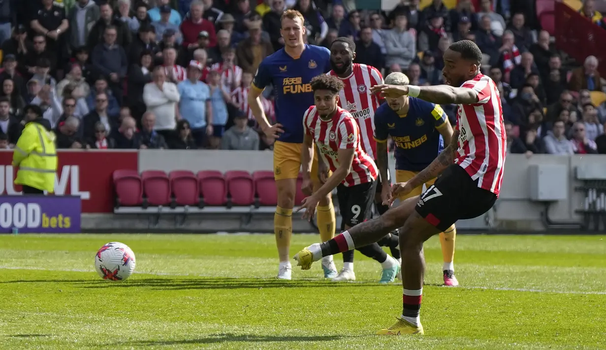 Striker Brentford, Ivan Toney mencetak gol ke gawang Newcastle United melalui eksekusi penalti pada pada laga lanjutan pekan ke-30 Liga Inggris 2022/2023, Sabtu (8/4/2023) di Gtech Community Stadium, London. (AP Photo/Alastair Grant)