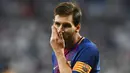 Striker Barcelona, Lionel Messi, tampak kecewa usai takluk dari Real Madrid pada laga Piala Super Spanyol 2017 di Stadion Santiago Bernabeu, Rabu (16/8/2017). Real Madrid menang 2-0 atas Barcelona. (AFP/Gabriel Bouys)