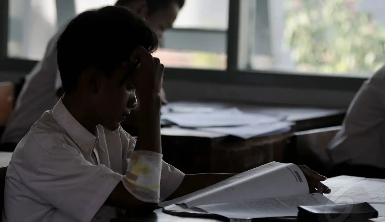 Siswa berjumlah 54 orang berlatar belakang anak jalanan dan joki 3 in one ini mendapatkan kesempatan untuk mengikuti UN di SMP 48 Jakarta, Senin (5/5/14). (Liputan6.com/Johan Tallo) 